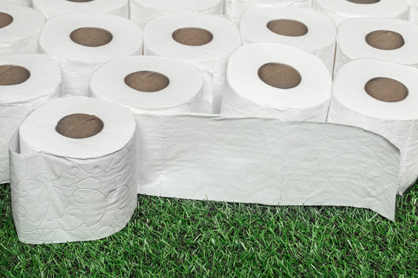 Valkoinen WC-paperi vihreällä ruoholla
 - Valokuva, kuva