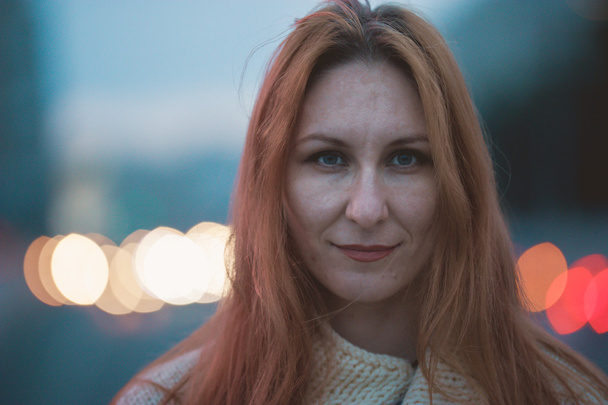 Portrait of beautiful young woman outdoor at evening - Foto, afbeelding