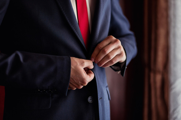 Geschäftsmann trägt eine Jacke. Politiker, Männerstil, männliche Hände Nahaufnahme, amerikanischer, europäischer Geschäftsmann, Geschäfts-, Mode- und Bekleidungskonzept - Foto, Bild
