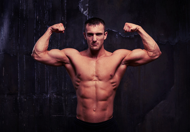 Mies täydellinen abs, hartiat, hauis, triceps ja rinta on po
 - Valokuva, kuva