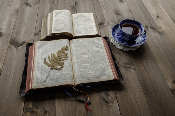 Té de la mañana y Biblias
 - Foto, imagen