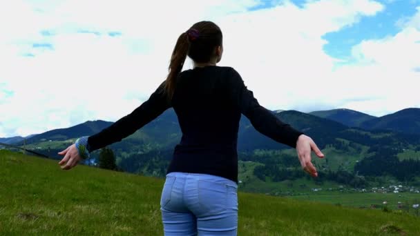  4K. Chica joven hacer meditación levanta las manos hasta la vida en las colinas de montaña. Disparo constante
 - Imágenes, Vídeo