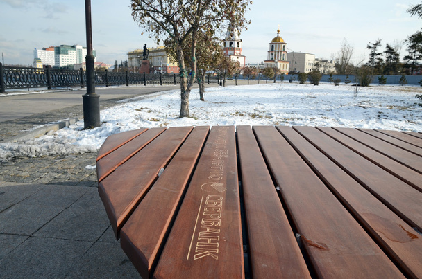 Irkuck, Rosja - 27 paź 2016: Drewniane ławki o nietypowym kształcie - dar Sberbank do Irkucka - Zdjęcie, obraz
