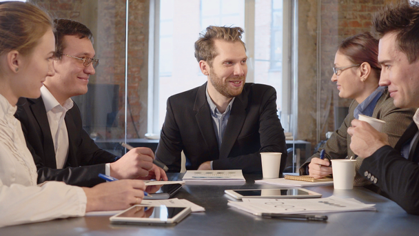 бізнес-партнери обговорюють документи та ідеї на зустрічі
 - Кадри, відео