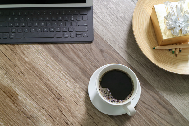 Tasse à café et clavier intelligent Digital table dock, boîte cadeau en or a
 - Photo, image