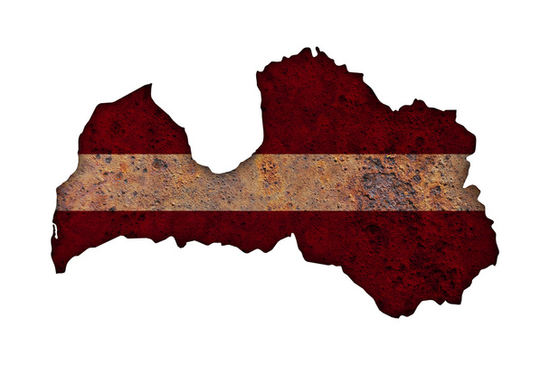 Mapa y bandera de Letonia sobre metal oxidado
 - Foto, imagen
