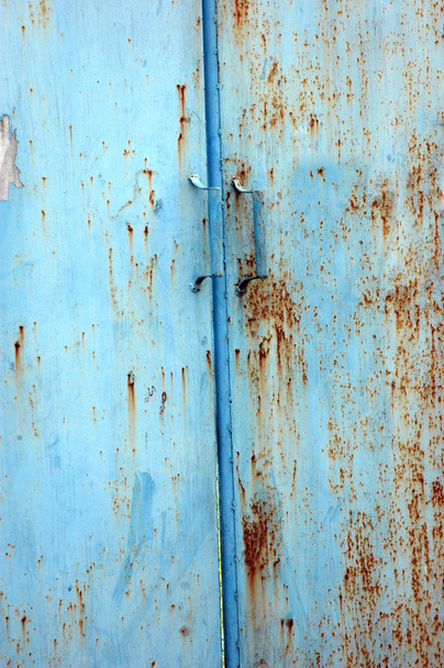 Porte ancienne et rouillée en fer bleu
 - Photo, image