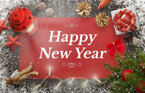 クリスマス ツリー、ギフト、装飾品、ランタン、テーブル クロス、木の板に雪と幸せな新年の挨拶 - 写真・画像