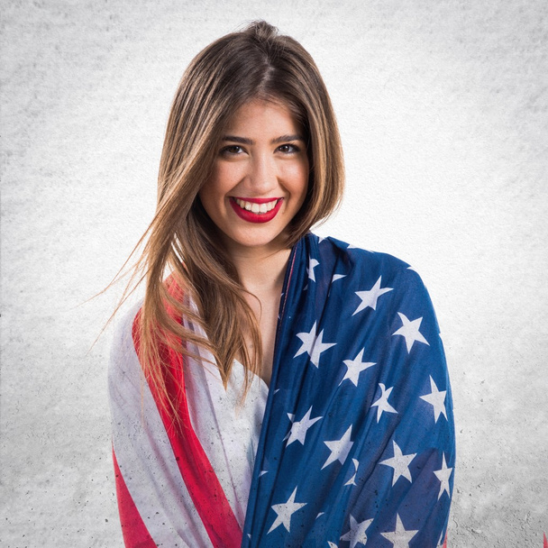 Girl gazdaság egy amerikai zászló - Fotó, kép