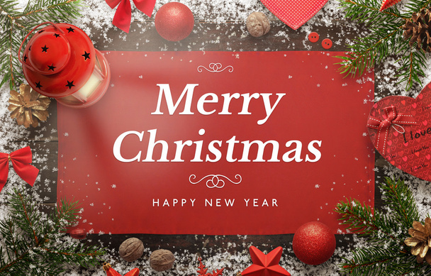 Joyeux Noël et Bonne Année texte sur table en bois avec arbre de Noël et décorations
 - Photo, image