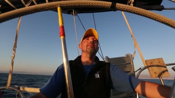 Ναύτης streering ιστιοπλοϊκό σκάφος - Πλάνα, βίντεο
