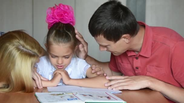 Mama und Papa besänftigen einen weinenden Schüler, der die ersten beiden in der Schule gewonnen hat - Filmmaterial, Video