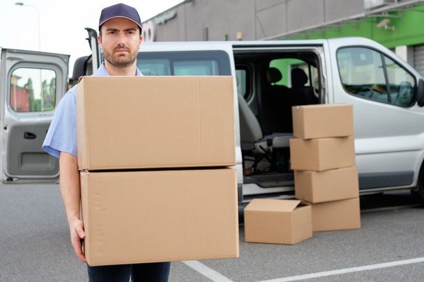 Porträt eines Vertrauenskuriers neben seinem Lieferwagen - Foto, Bild