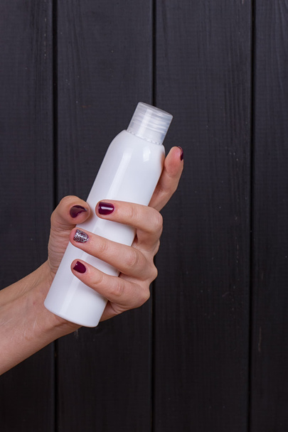 Vrouw mooie handen zorvuldig crème tube - Foto, afbeelding