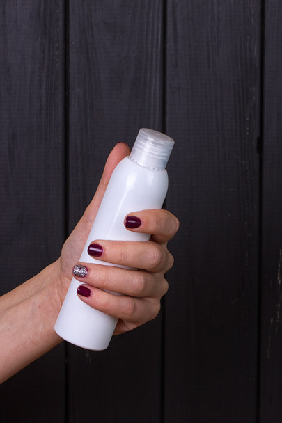 Belle mani della donna con tubo crema cura
 - Foto, immagini