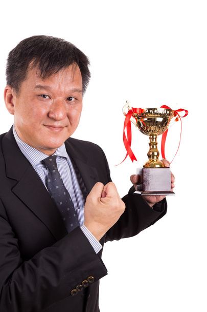 Altın Kupa tutan takım elbiseli Asya iş adamı - Fotoğraf, Görsel