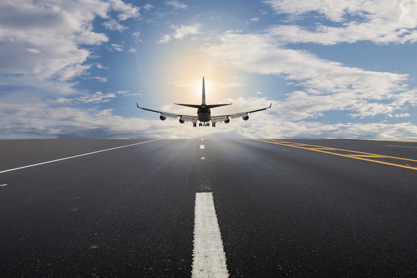 Пассажирский самолет взлетает с взлетно-посадочных полос
 - Фото, изображение