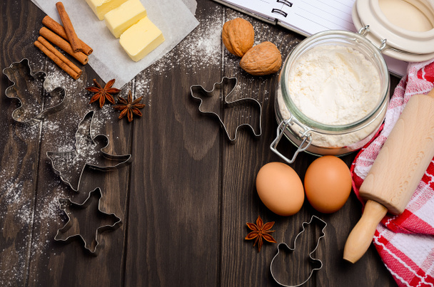 Ingrédients de cuisson de Noël - couteaux à biscuits, épices, beurre, œufs et farine
 - Photo, image