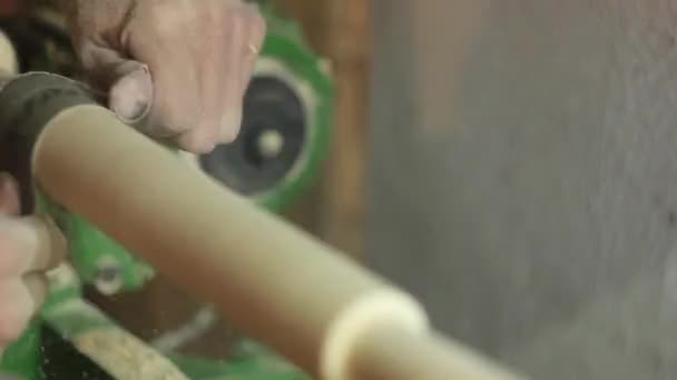 lixar a madeira em um torno
 - Filmagem, Vídeo