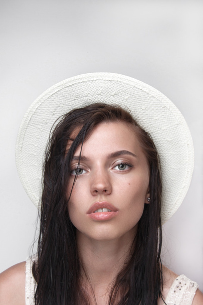 Mädchen mit weißem Hut  - Foto, Bild