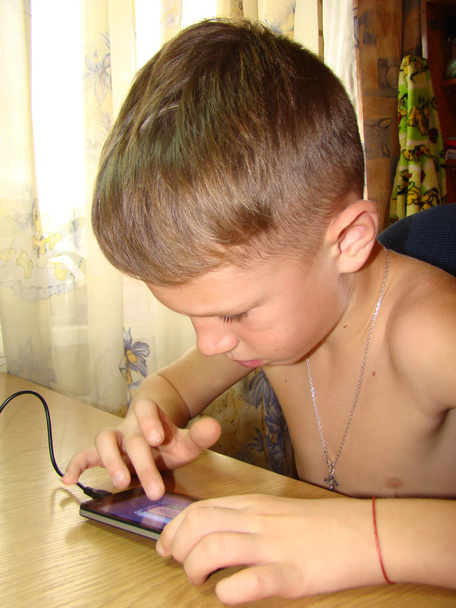 un enfant jouant au téléphone
 - Photo, image