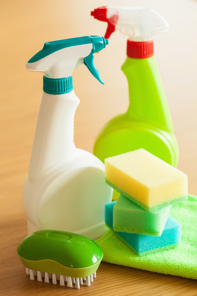 чистящие средства бытовой распылитель щетки губчатая перчатка - Фото, изображение