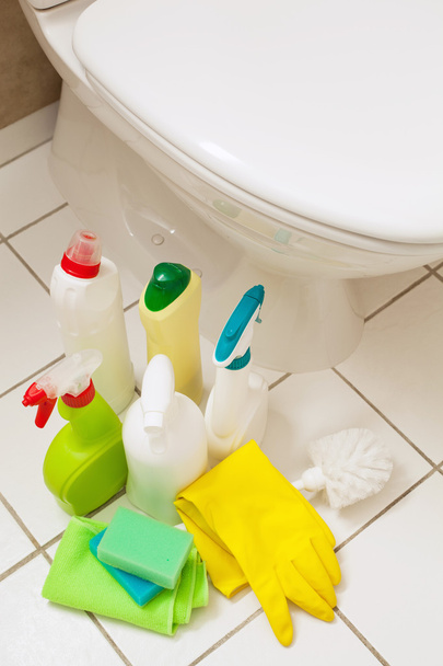 artículos de limpieza guantes cepillo blanco inodoro cuarto de baño
 - Foto, imagen