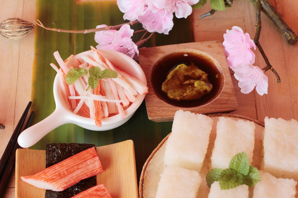 Krab stick met wasabi-saus en het maken van sushi - Foto, afbeelding