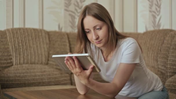 Woman with tablet - Footage, Video
