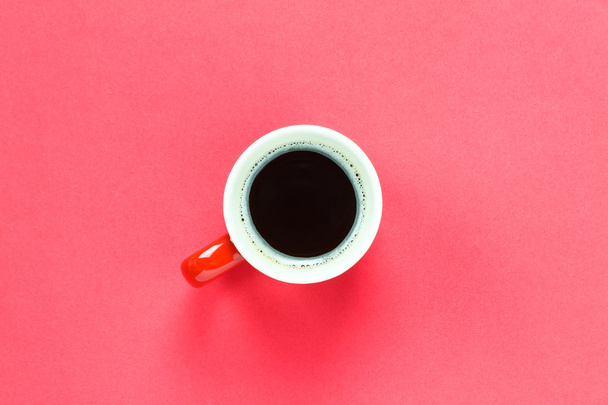 Vista superior taza de café sobre fondo rojo
. - Foto, Imagen
