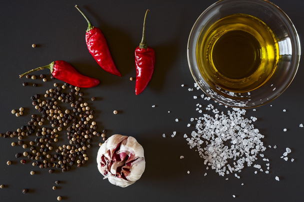 Φρέσκο τσίλι, σκόρδο, λάδι, αλάτι και πιπέρι - Φωτογραφία, εικόνα