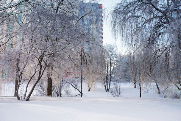 Ηλιόλουστη χειμωνιάτικη πόλη. Χιονισμένο αστική σκηνή - Φωτογραφία, εικόνα