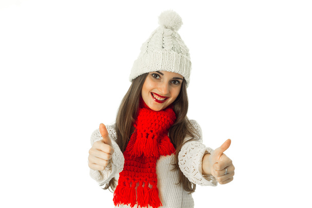 μελαχρινή κοπέλα σε ζεστά πουλόβερ και κόκκινο μαντήλι  - Φωτογραφία, εικόνα