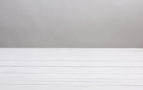 Белый деревянный стол
 - Фото, изображение