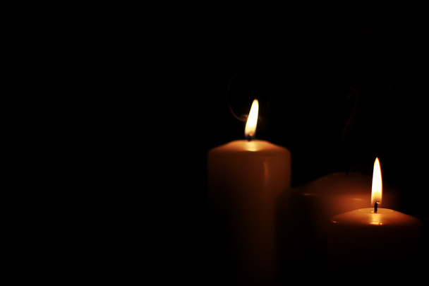 černá svíčka světle izolované - Fotografie, Obrázek