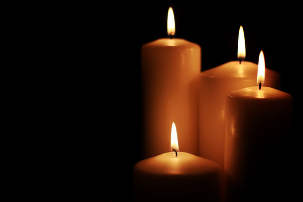 Kerzenlicht isoliert schwarz - Foto, Bild