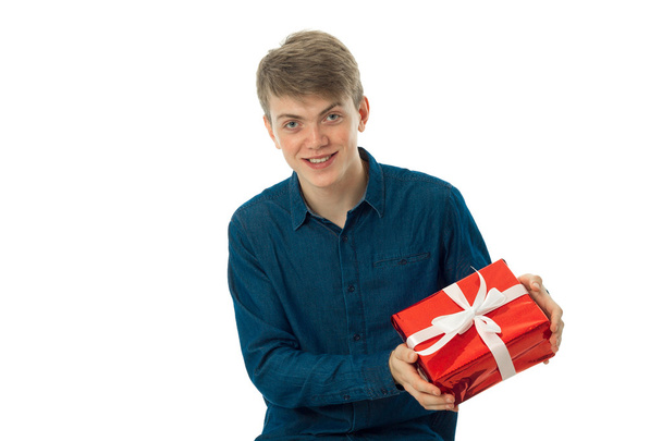 young man with red gift in hands  - Foto, afbeelding