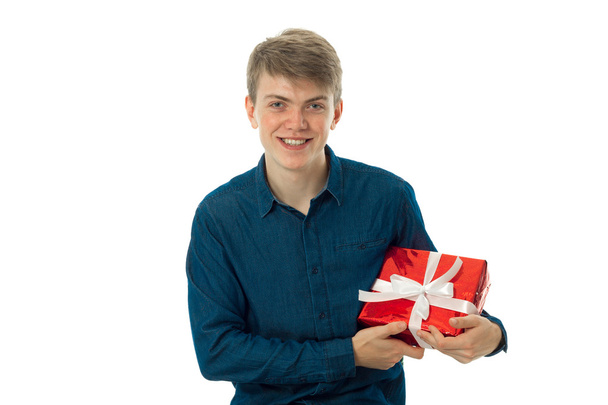 handsome young man with gift in his hands - Foto, afbeelding