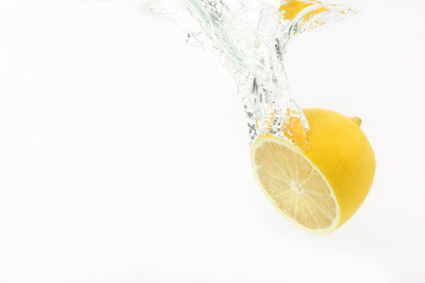 лимонные капли воды на белом фоне
 - Фото, изображение