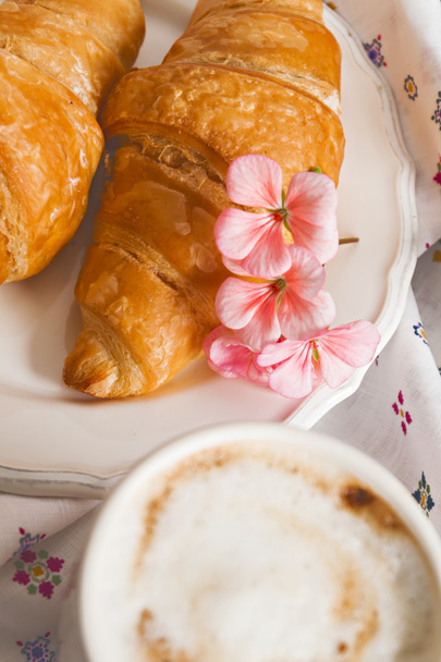 croissants, taza de café, flor en estilo romántico
 - Foto, Imagen