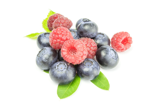 Beyaz arka plan kesme izole blueberry ile Ahududu - Fotoğraf, Görsel