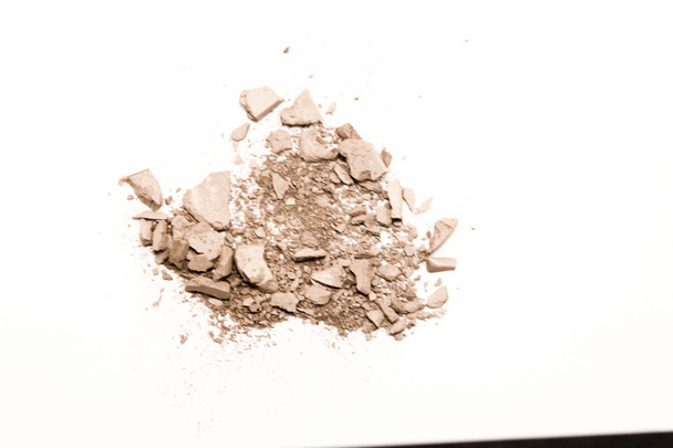Διάφορα μακιγιάζ σε σκόνη Ίδρυμα ματ σε άσπρο φόντο. Απομονωμένη - Φωτογραφία, εικόνα