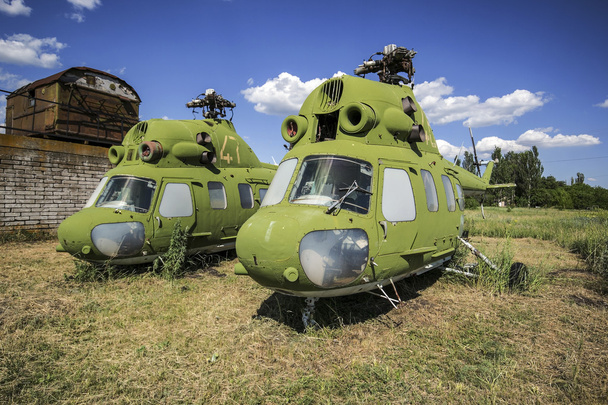 alte verlassene Flugzeuge und Hubschrauber in der Ukraine - Foto, Bild
