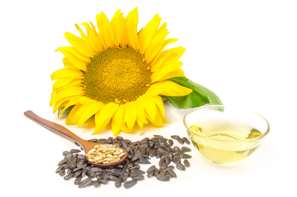 Slunečnicový olej a semena na bílém pozadí - Fotografie, Obrázek