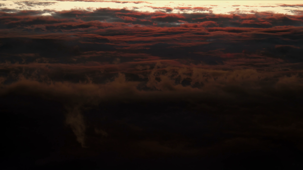 Průlet červené večerní mraky - Záběry, video