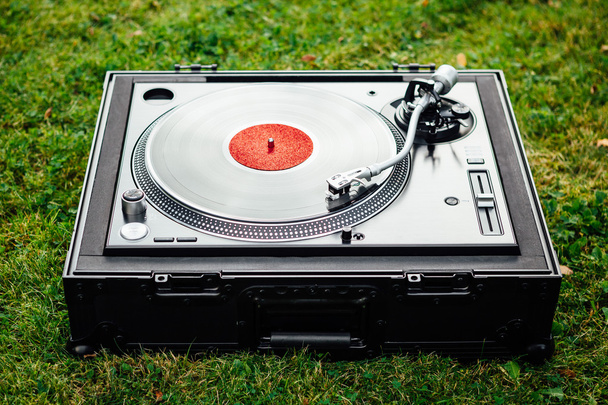 Plattenspieler mit LP-Schallplatte auf grünem Gras-Hintergrund - Foto, Bild