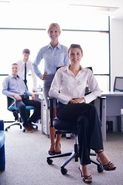 бізнес-леді зі своїм персоналом у фоновому режимі в офісі
 - Фото, зображення