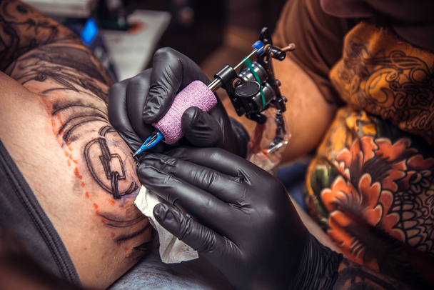 Professzionális tetováló művész csinál tattoo tetováló Studió - Fotó, kép