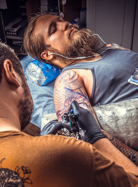 Tatuaż specjalista sprawia, że tatuaż zdjęcia w studio tatuażu - Zdjęcie, obraz