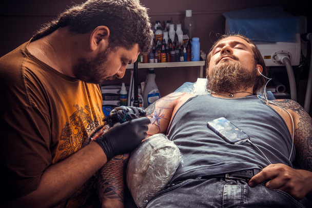 Tattooer pózol tetováló Studió - Fotó, kép